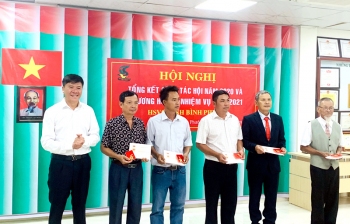 Ông Nguyễn Công Minh - Chủ tịch Hội SVC tỉnh trao Kỷ niệm chương vì sự nghiệp Hội Sinh vật cảnh Việt Nam cho các Hội viên