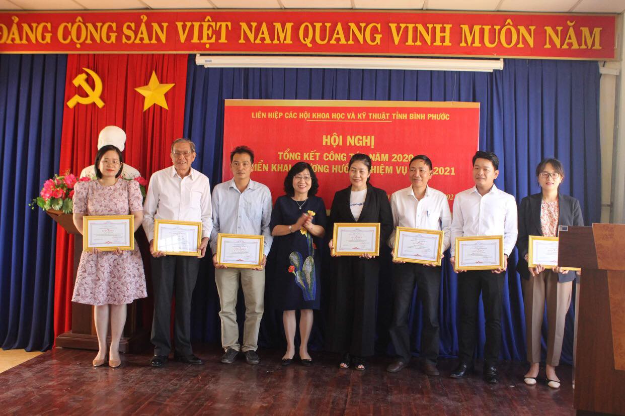 Ông Vũ Minh Đức - PCT Hội Sinh vật cảnh tỉnh (thứ 2 từ trái sang) nhận Giấy khen tổng kết năm 2020 của Liên hiệp hội