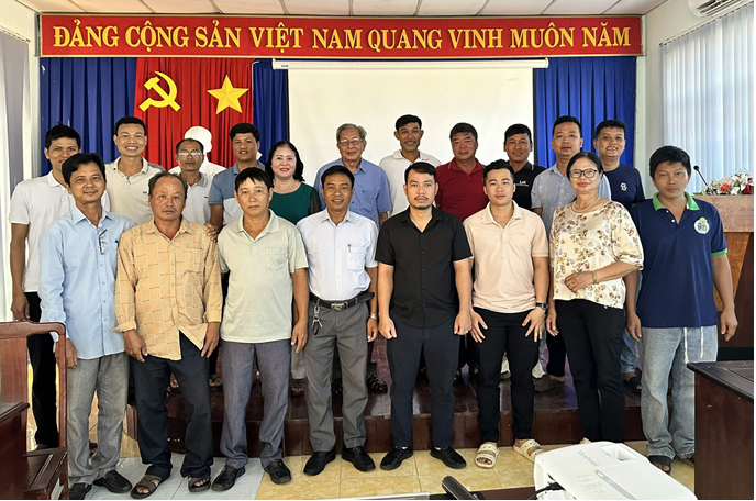 Ông Vũ Minh Đức và các học viên chụp hình lưu niệm